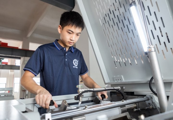 KETE‘s experienced technician is commissioning the machine