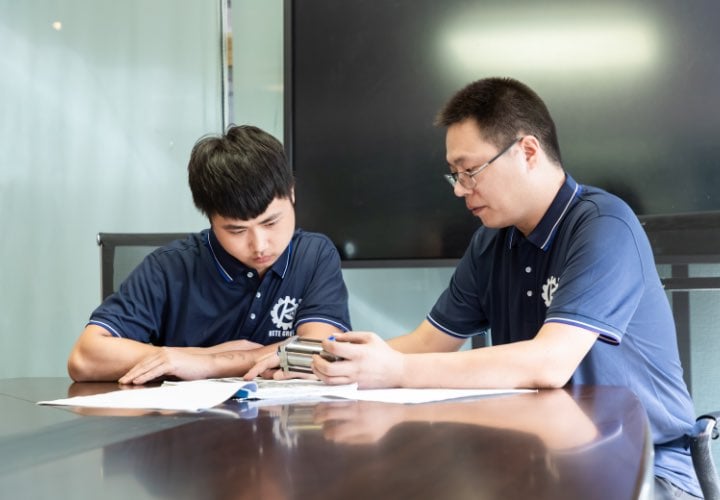 KETE's engineers are discussing the machine solution
