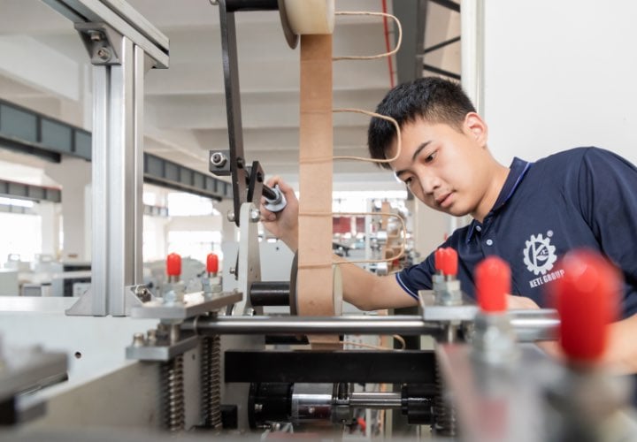 KETE's experienced technician is commissioning the paper bag making machine